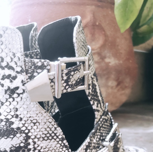 🚨//LAST PAIR// Snake print booties - Picture 3 of 8